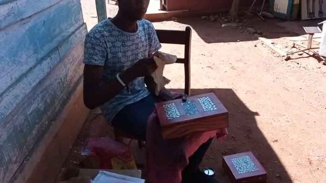 ⁣Sadrack est en train de polir les boîtes à bijoux au Marché Artisanal, Bangui