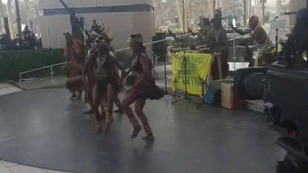 ⁣⁣Démonstration de danse traditionnelle de Centrafrique à l'Exposition Universelle de Dubaï 2020