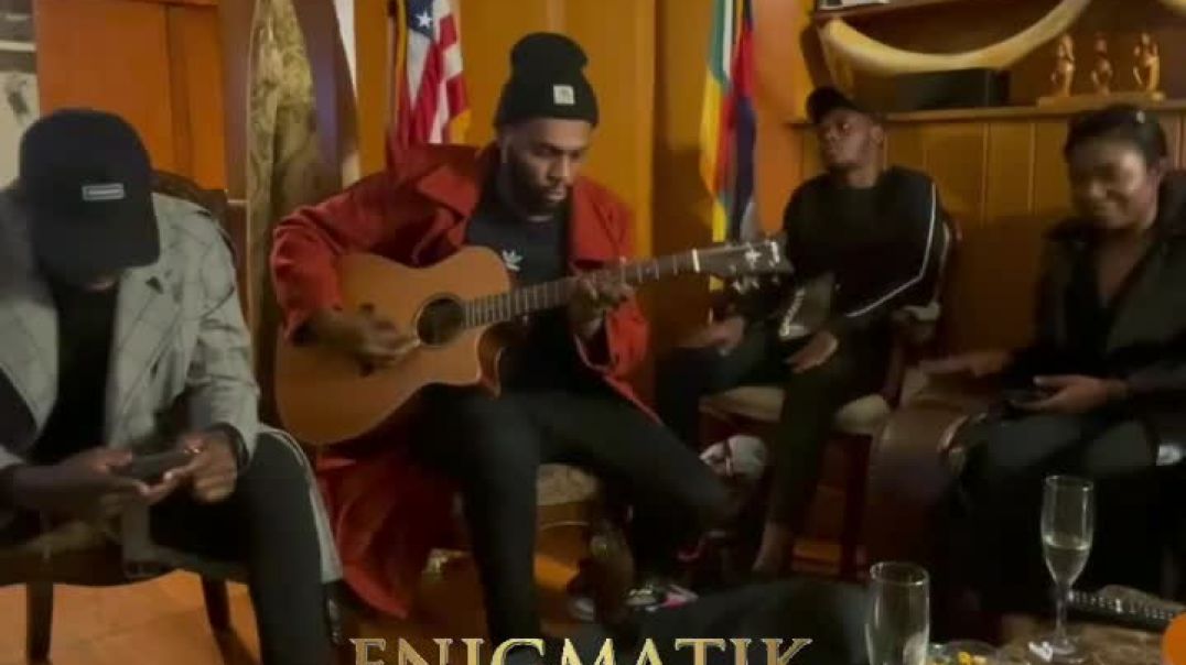 ⁣Enigmatik joue leur single "Piment" chez l'ambassadeur de la RCA aux USA