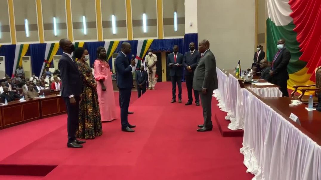 ⁣Remise du trophée de la PAIX de la Jeunesse Panafricaine au Pr Faustin Archange TOUADERA