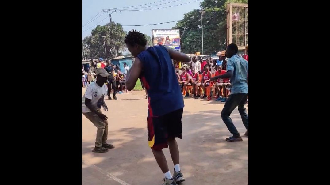 ⁣⁣Acte 2: Danse pendant les Festivités du Trophée Zarambaud sur le terrain de KOUDOUKOU