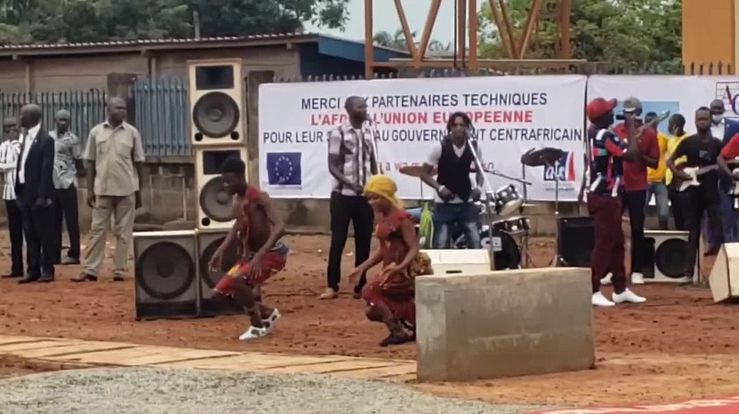 ⁣Spectacle de Giovanni au lycée de Miskine