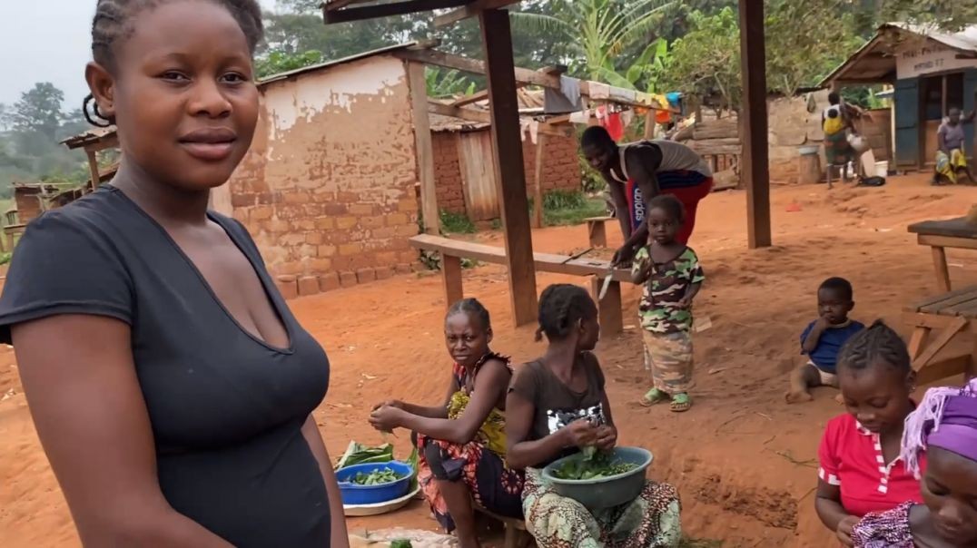 ⁣Échange avec les vendeuses de coco au marché de Sabé dans la commune de Mbaïki