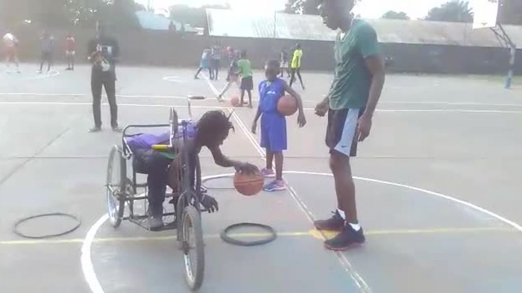 Entrainement des jeunes avec coah Galere au terrain de Basketball des Castors