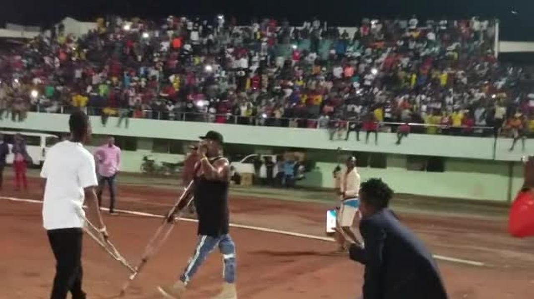 ⁣Beachman au concert de Flavour à Bangui (3ème partie)