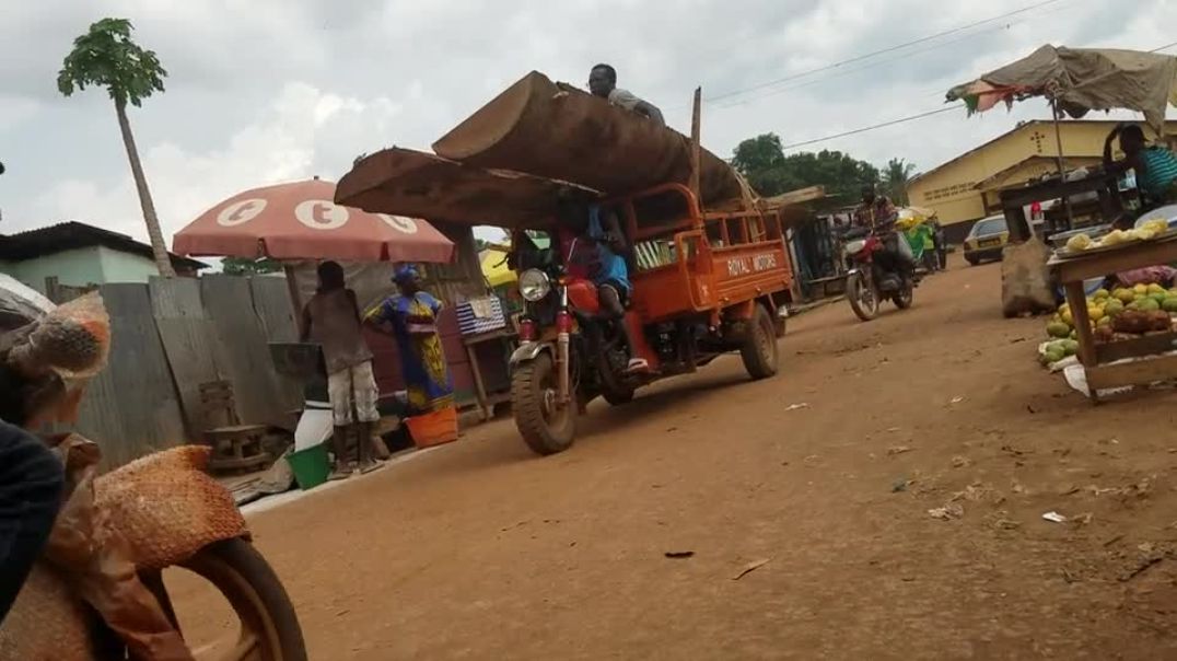 Ils nous étonnent toujours.  Surchargement d'une moto à 3 roues quelque part à Bangui