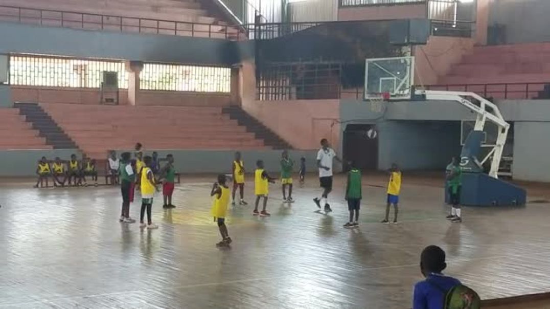 Match de basket des jeunes pendant des entraînements à l'Omnisport de Bangui