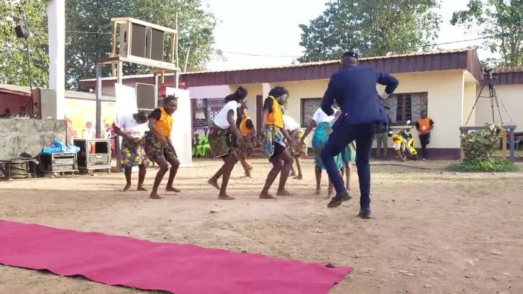 ⁣Les filles d'honneur et Dj Internet dansent sur LEVELS au TI-Î Festival 2022 à Bangui