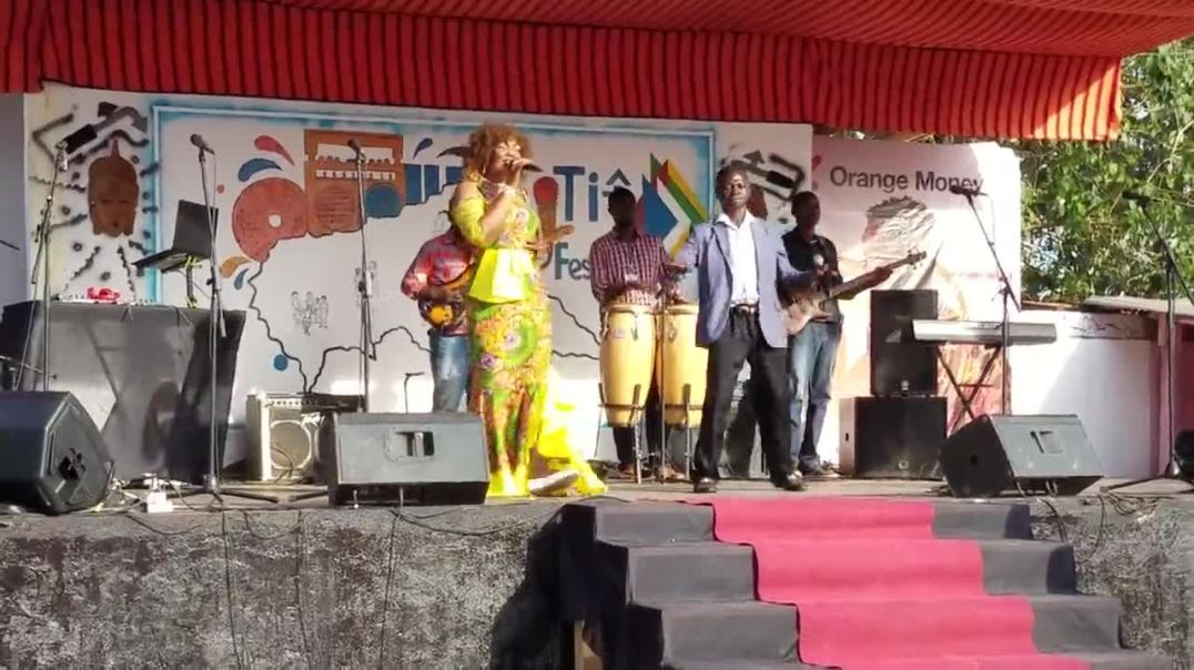 ⁣⁣Kaïda Monganga et Nina Darnaye chantent au TI-Î Festival 2022 à Bangui