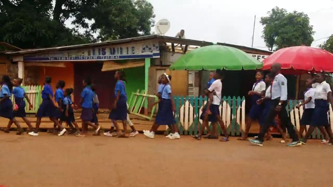 Des jeunes scouts qui marchent dans Benz-Vi - Bangui (Août 2022)