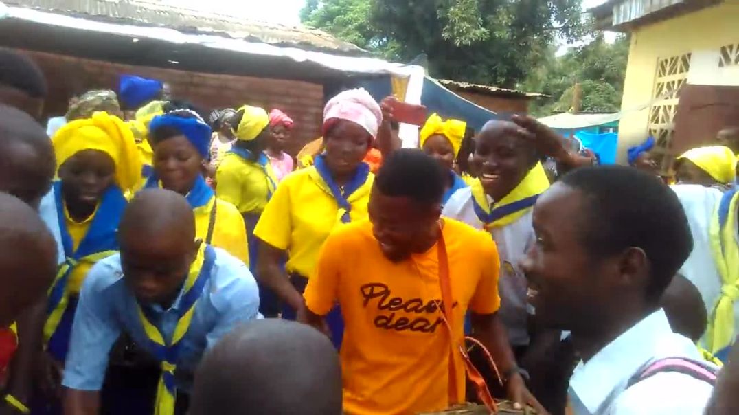 ⁣Un petit délire des jeunes de la JCC pendant le mouvement des eglises apostoliques ⁣à Bangui