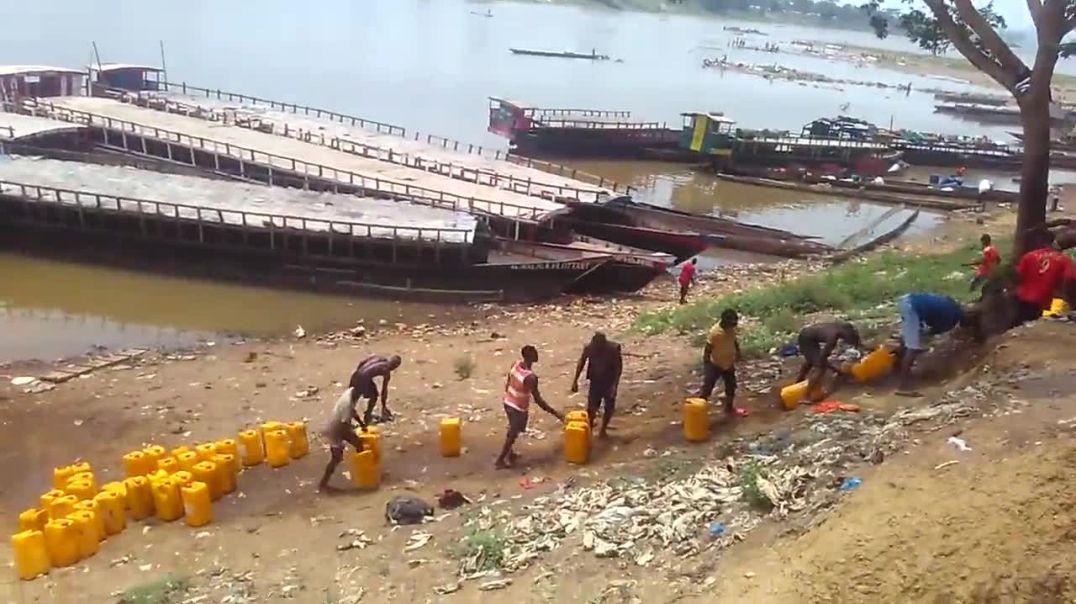 Arrivée et déchargement des bidons d'huile sur le fleuve Oubangui vers Kolongo  SEGA ⁣