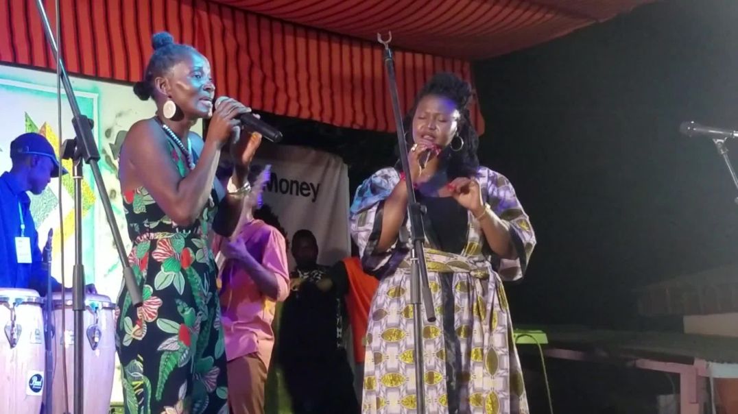 Laetitia Zonzambé et Idylle Mamba chantent en acapella au TI-Î Festival 2022 à Bangui