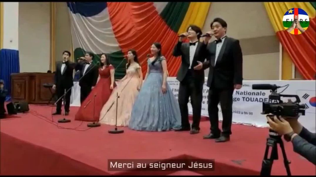 Les choristes coréens du sud chante en sango à l’assemblée nationalede Bangui bravo à eux 26 mars 20