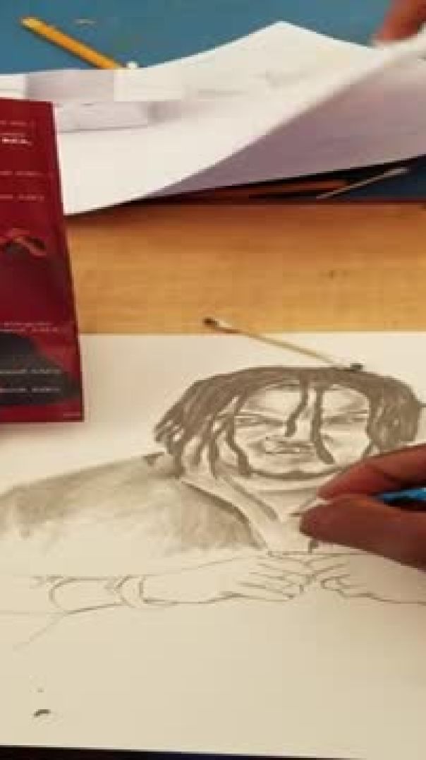 Un jeune homme dessine l'artiste OZAGUIN au TI-I FESTIVAL 2025