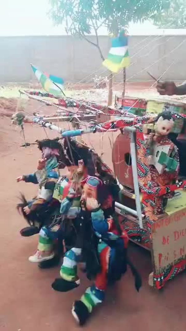 Marionnettes artisanales dansent sur de la musique traditionnelle de centrafricaine