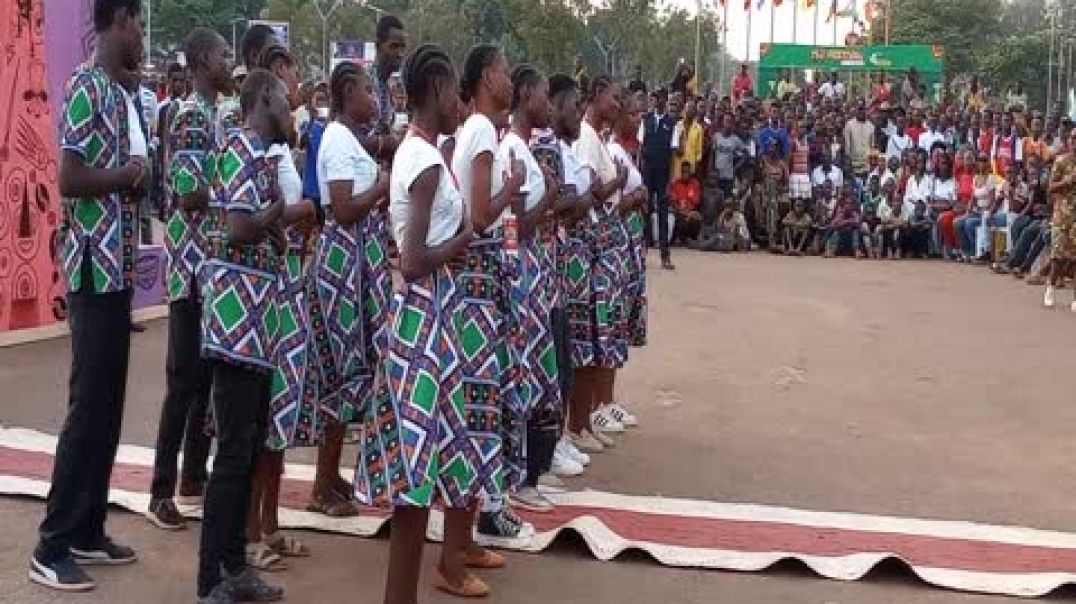 Un groupe de jeunes sourds-muets interprètent une chanson d'amour au festival TI-I 2025