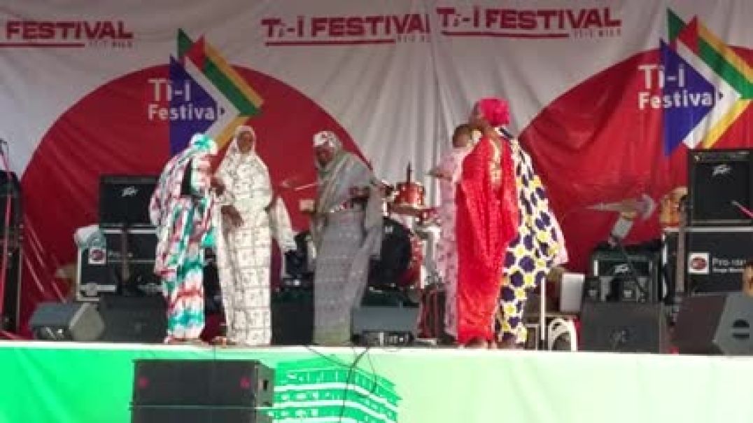 Des filles du km5 dansent au TI-I FESTIVAL 2025