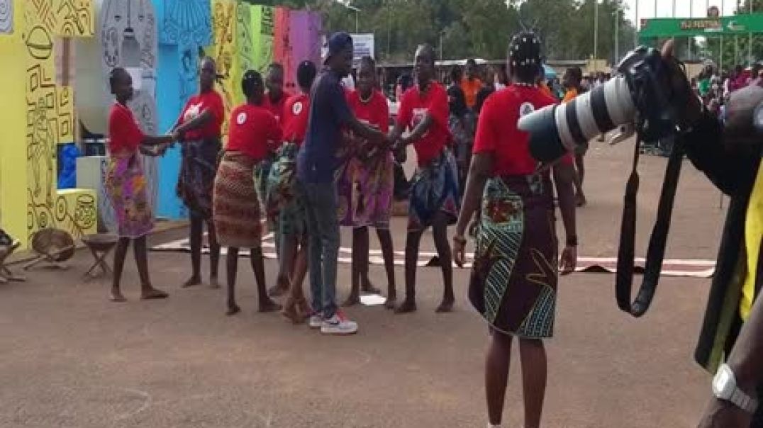 Des jeunes filles et Be Ti Nguinza jouent au Yaya au TI-I FESTIVAL 2025