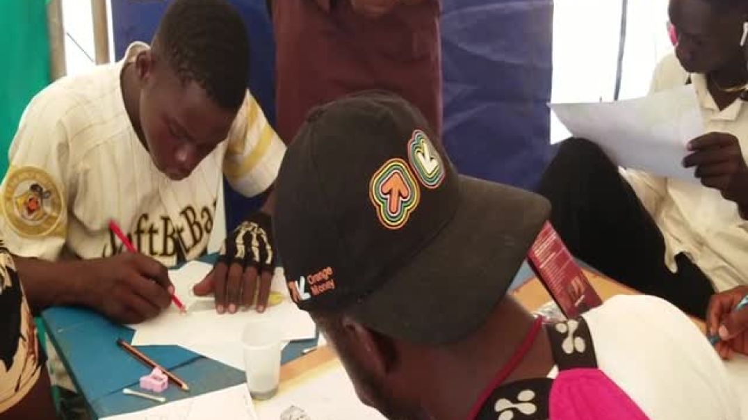 Séance de dessin par des jeunes adultes au TÎ-Ï FESTIVAL 2025